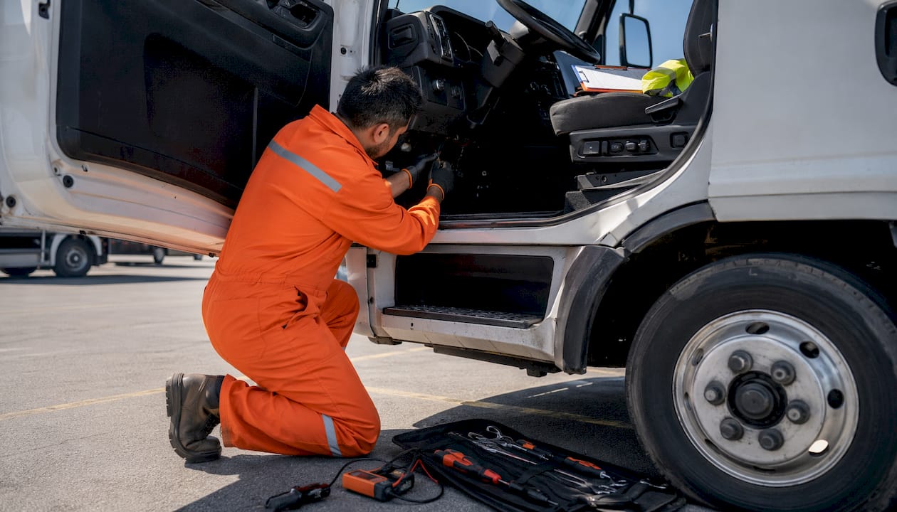 How Hardwired GPS Trackers Work: 2026 Fleet Guide