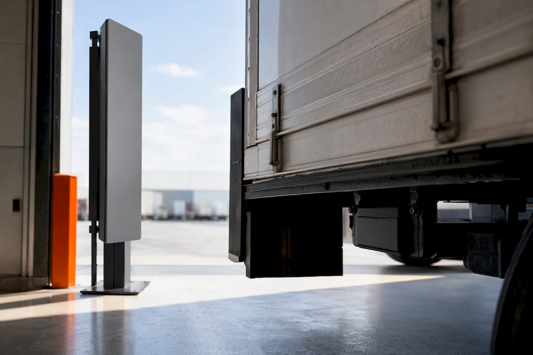 Procurement Teams: 6 Questions to Choose RFID or GPS Tracking