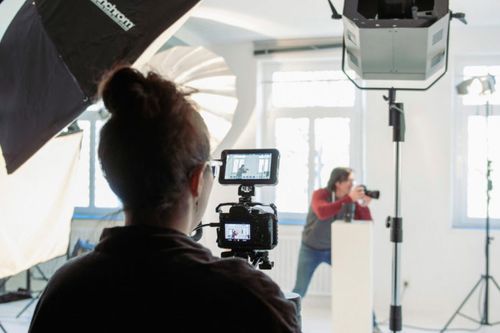 videomarketing women holding camera on set