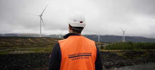 Hanack und Partner Mitarbeiter mit Windpark im Hintergrund