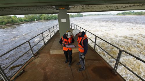 Vermessungstechniker auf Schleusenpfeiler
