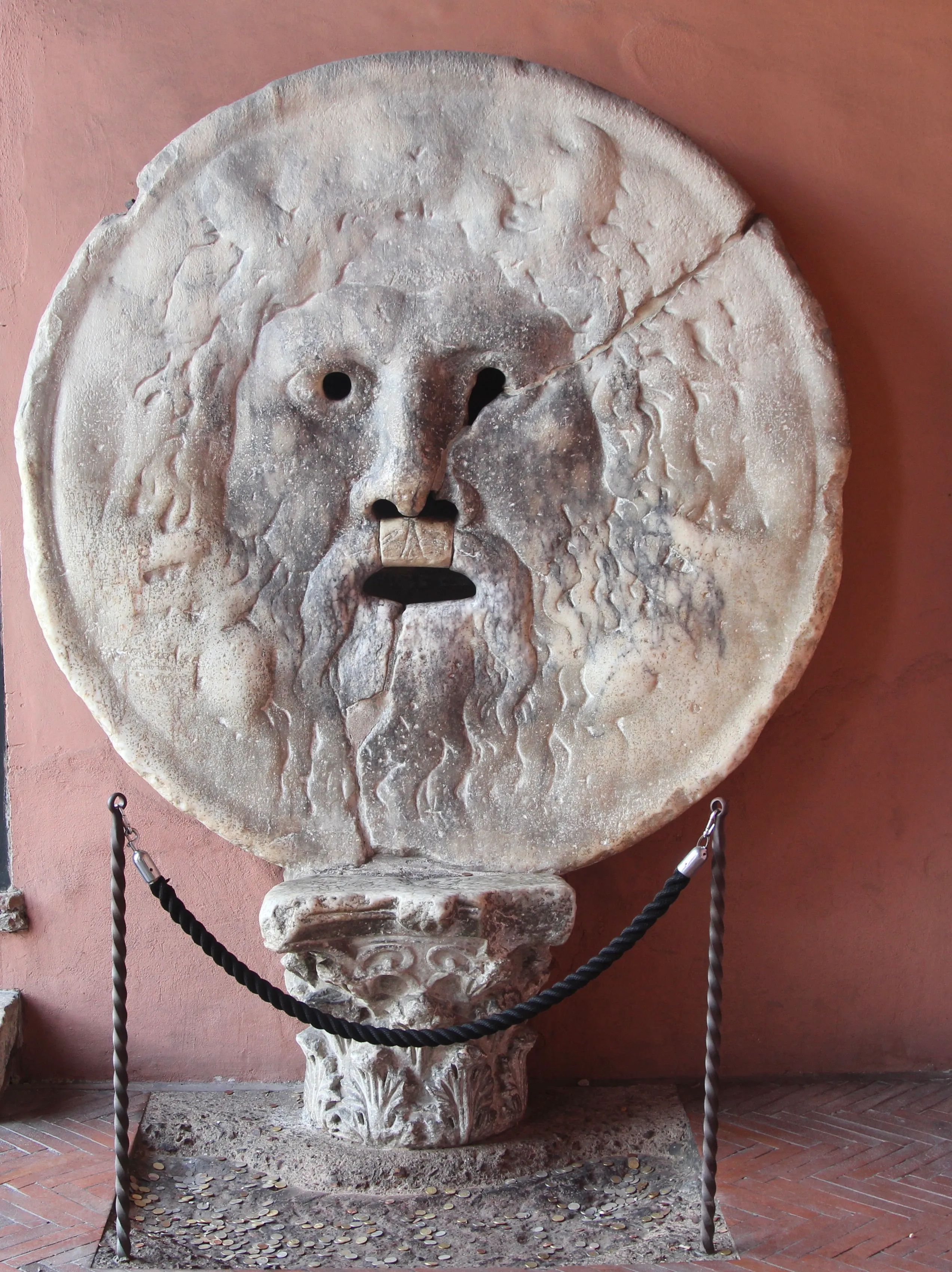 תמונה של פסל "פה האמת" באיטליה