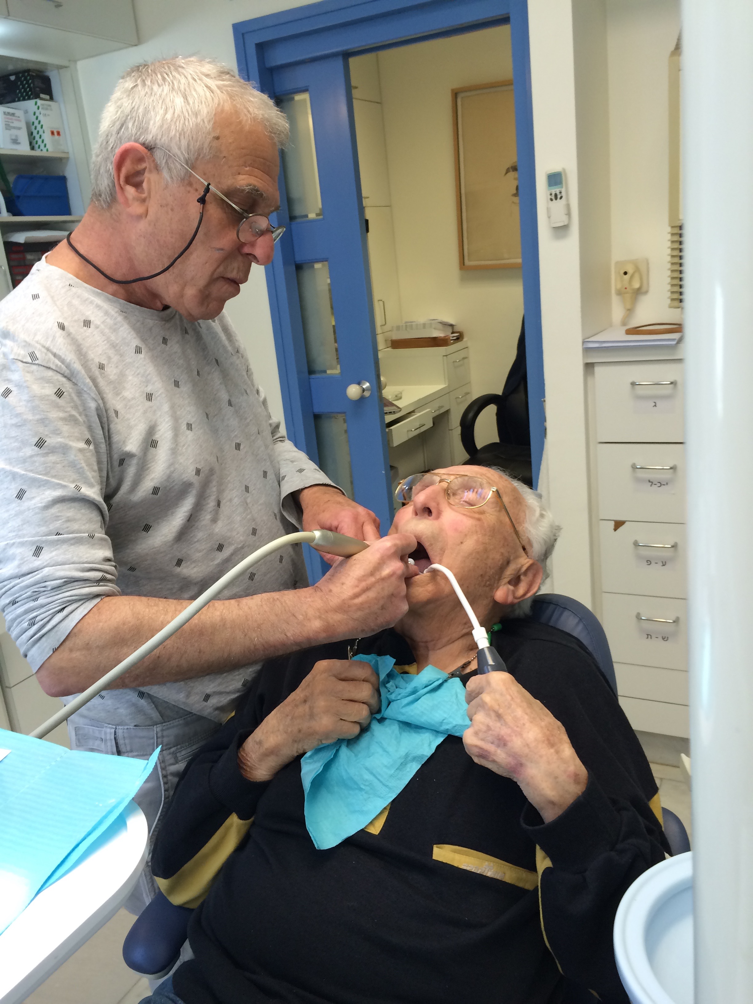 דר אמיר סרנת מטפל בשניים של אביו - דר אריה סרנת