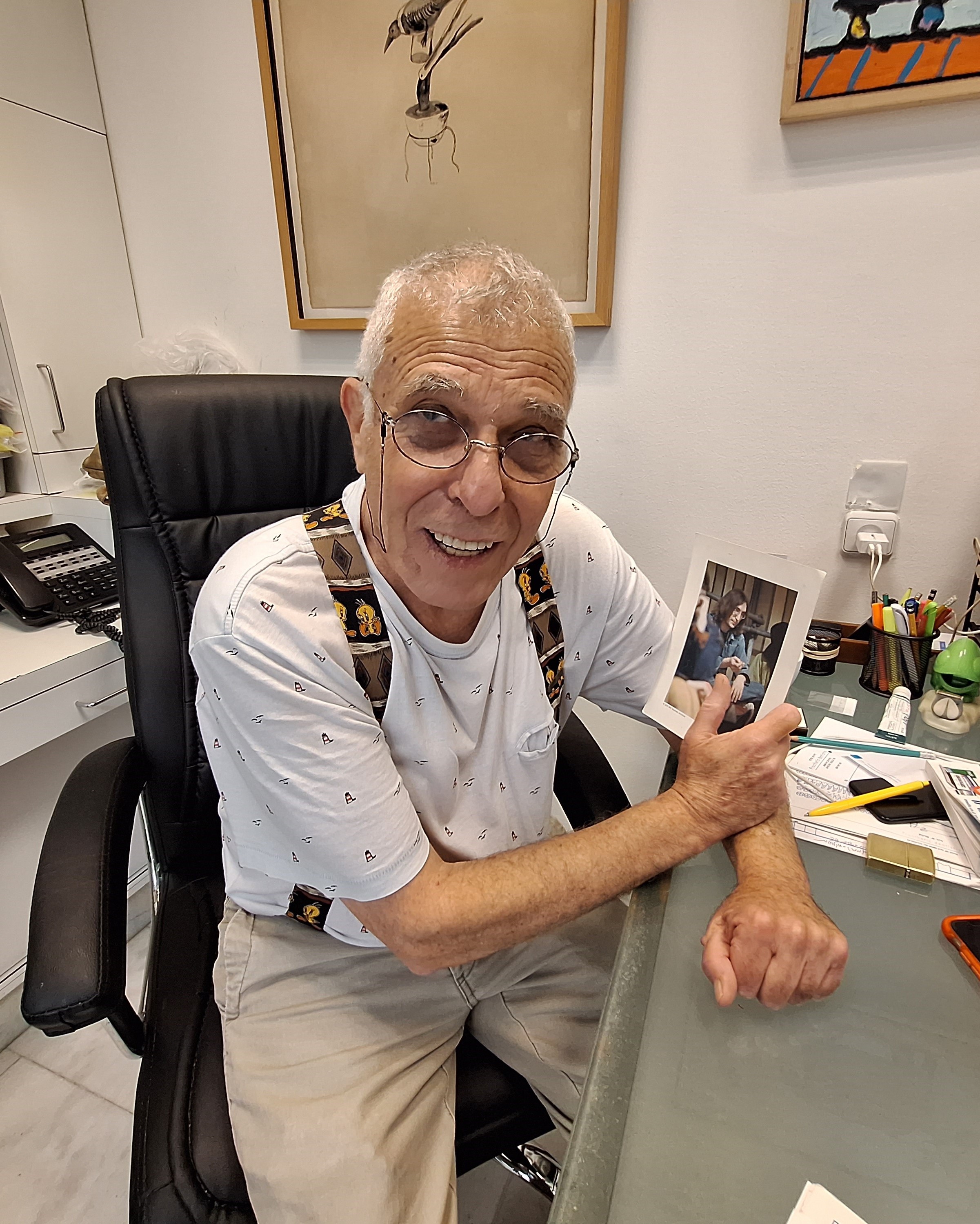 תמונה של דר אמיר סרנת במשרדו