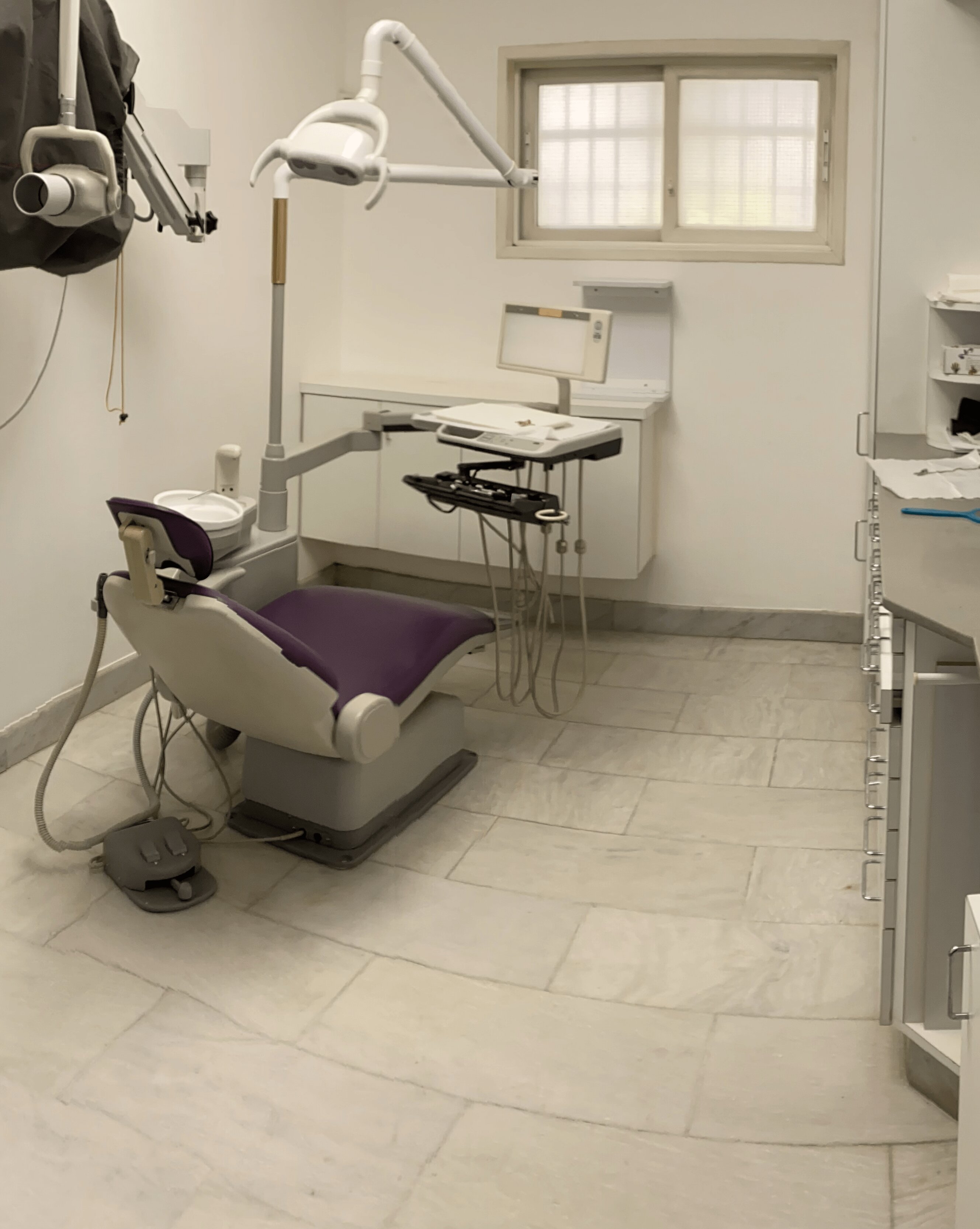 חדר צדדי עם כיסא דנטלי