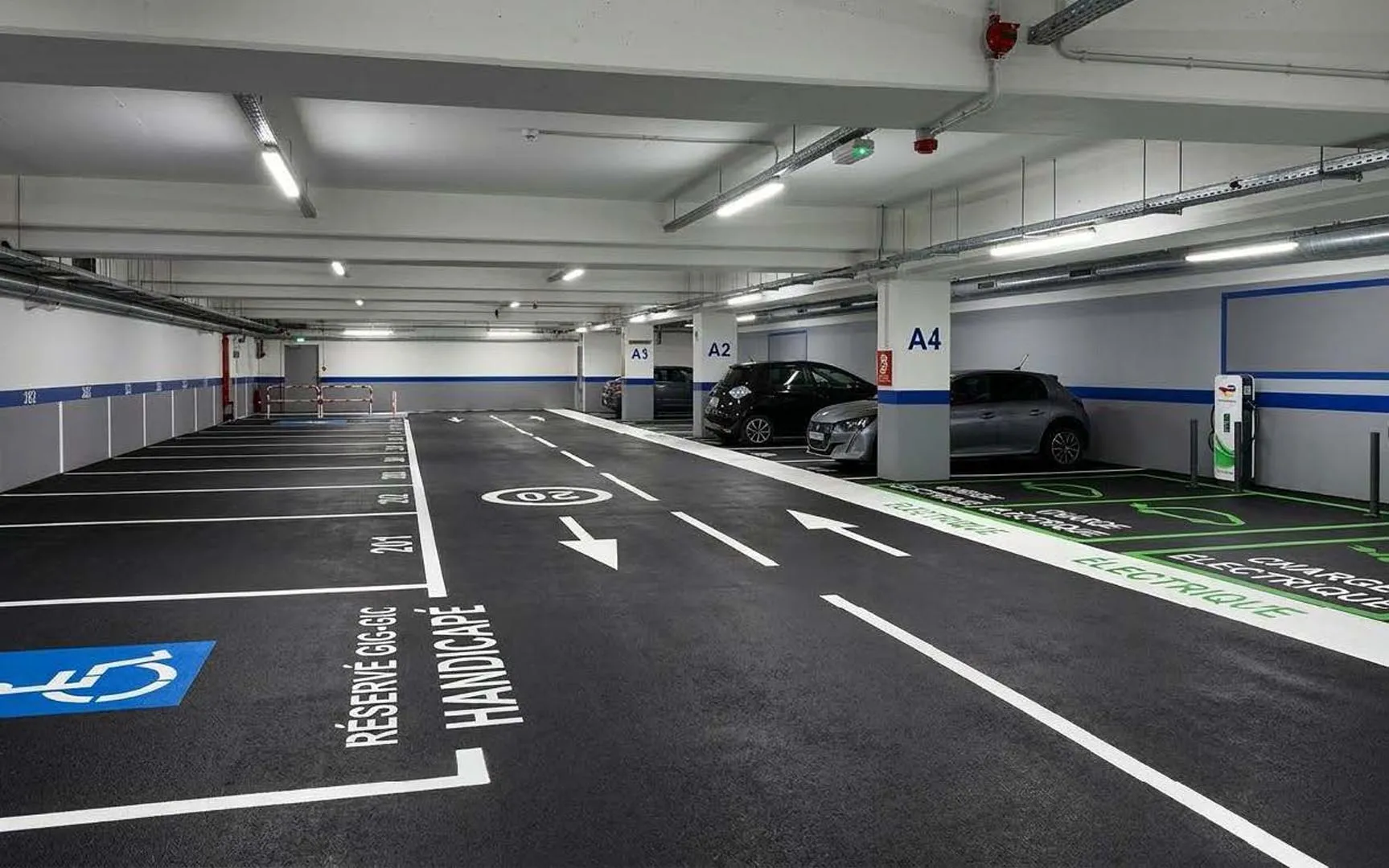 Marquage au sol dans un parking souterrain