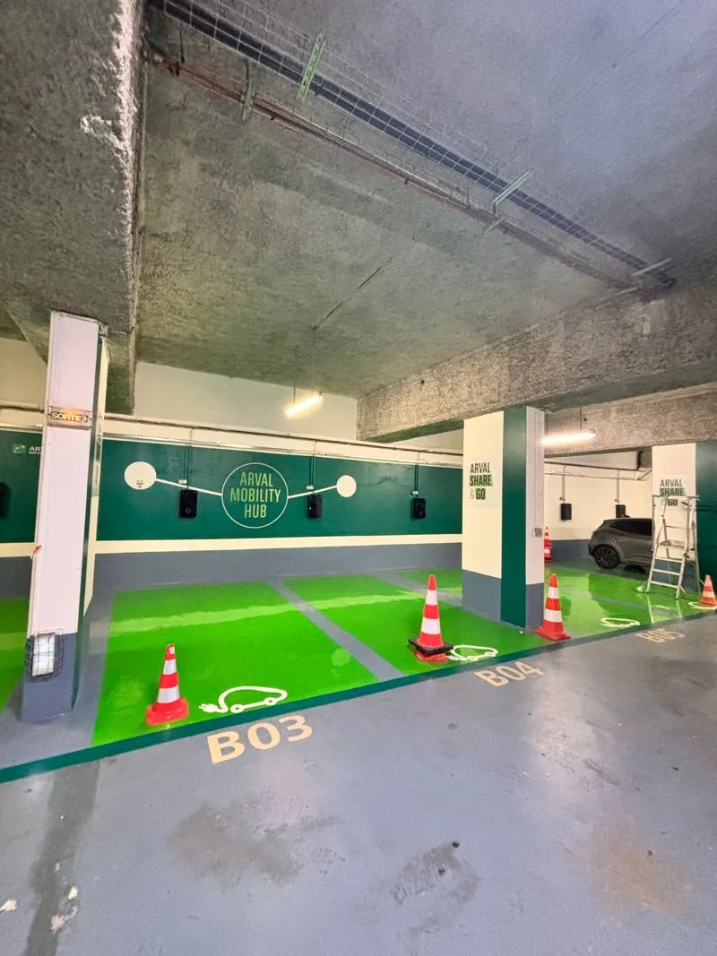 Places de recharge électrique peintes en vert dans un parking d’entreprise