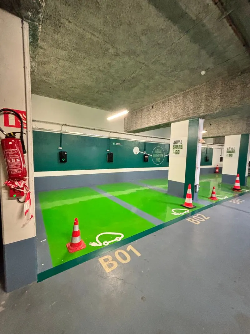 Places de recharge électrique numérotées dans un parking d’entreprise