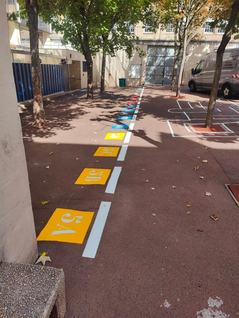 Marquage au sol des rangs de classes dans une cour d’école
