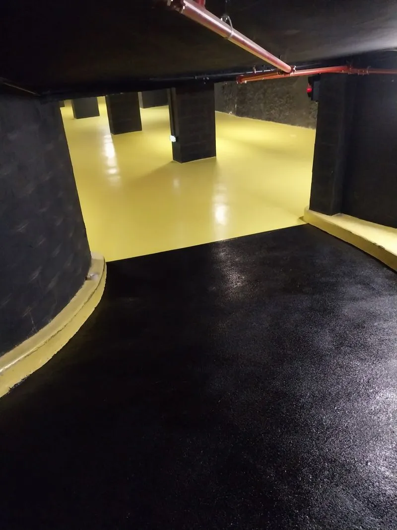 Rampe d’accès et sol résine dans un parking d’hôtel
