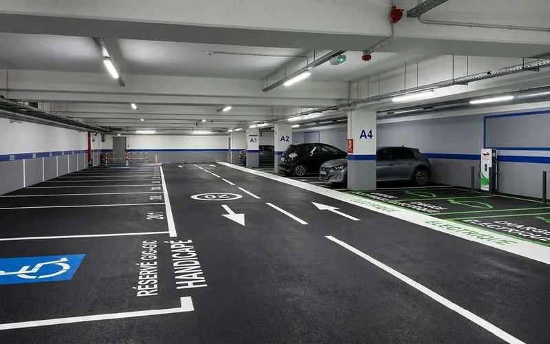 Marquage au sol dans un parking souterrain