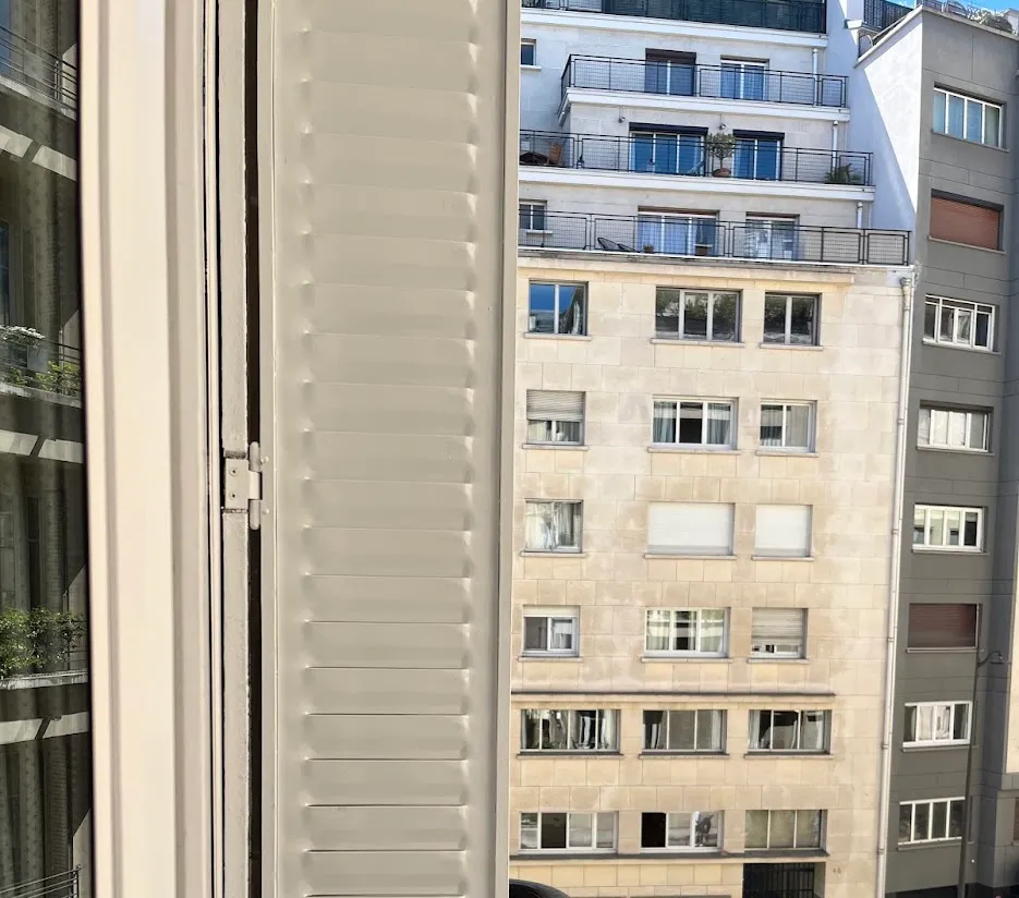 Persienne rénovée sur un immeuble parisien