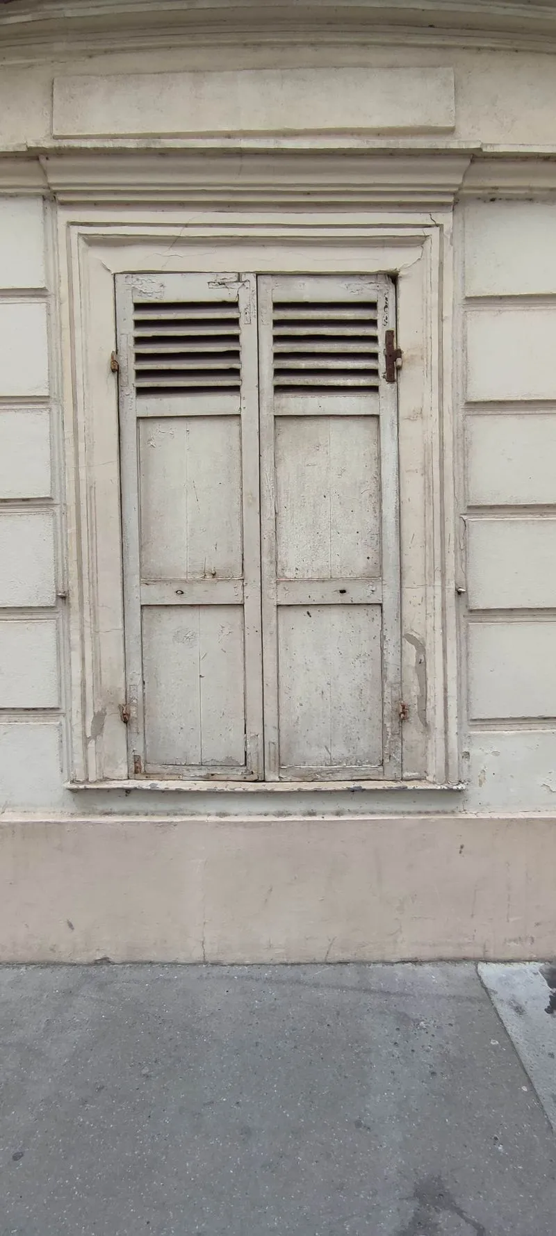 Volets bois anciens sur une façade parisienne