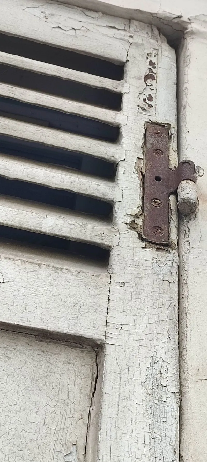 Volet bois fissuré et penture oxydée avant rénovation