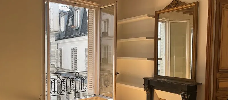 Fenêtre et volets intérieurs rénovés dans un appartement parisien