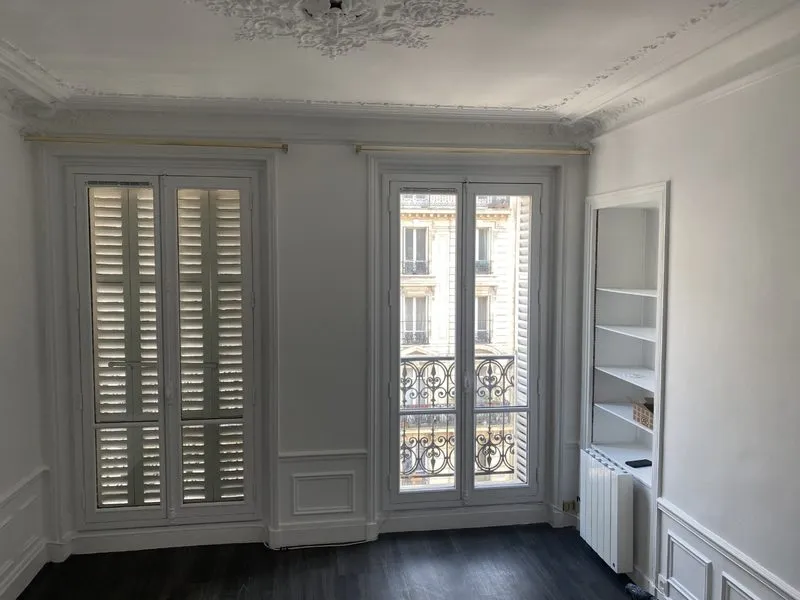 Pièce repeinte avec soubassements à moulures et persiennes, Paris 6e