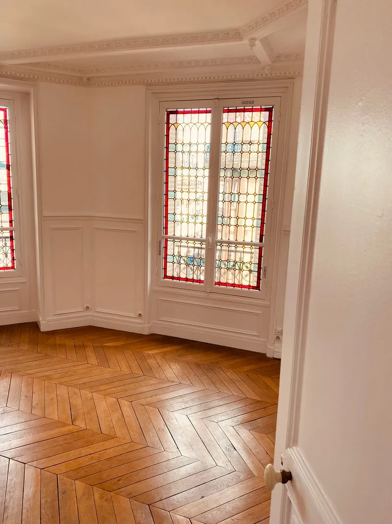 Appartement rénové avec fenêtres à vitraux et parquet, Paris 15e