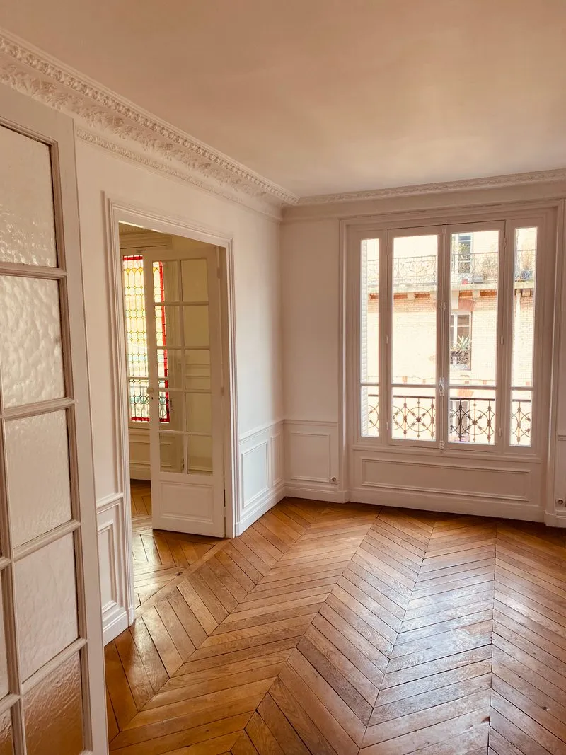 Enfilade de pièces avec portes vitrées repeintes et parquet, Paris 15e