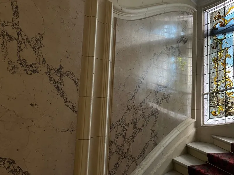 Peinture décorative en faux marbre dans une cage d’escalier avec vitrail, Paris 8e