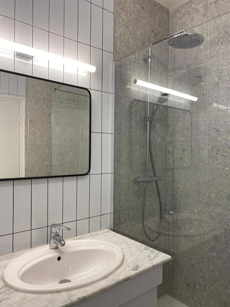 Salle de bains rénovée avec douche à l’italienne, Paris