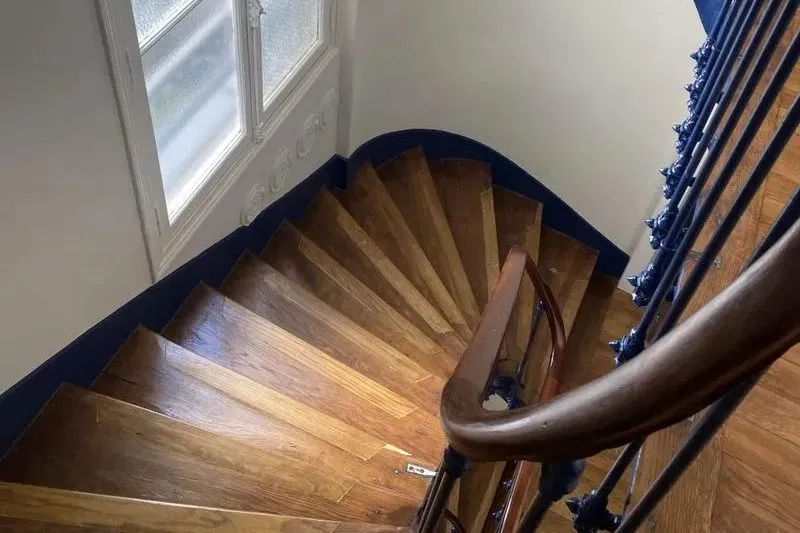 Escalier en bois verni et rampe, cage d’escalier rénovée rue Simart, Paris 18e
