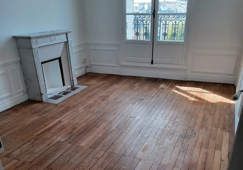 Chambre repeinte avec cheminée en marbre, moulures et parquet, Paris 3e