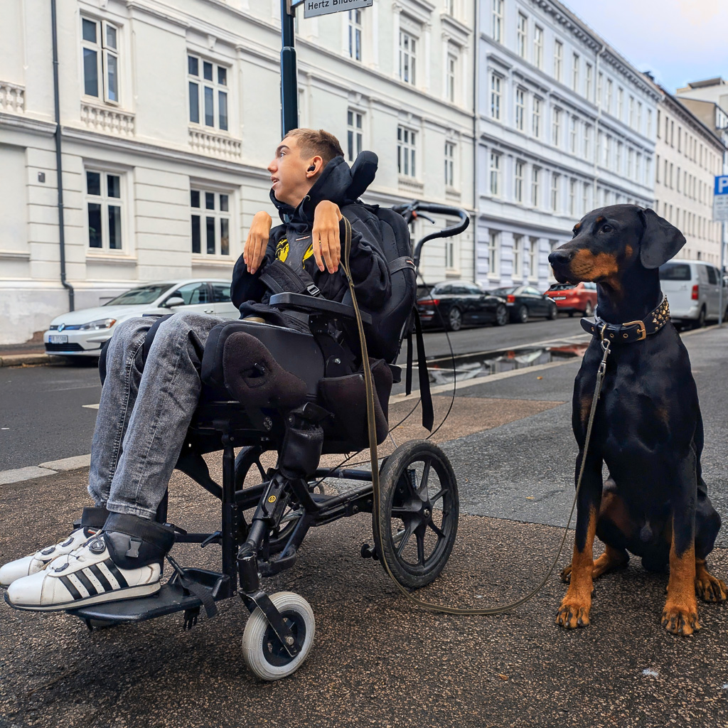 Mann i rullestol med sin personlige assistent