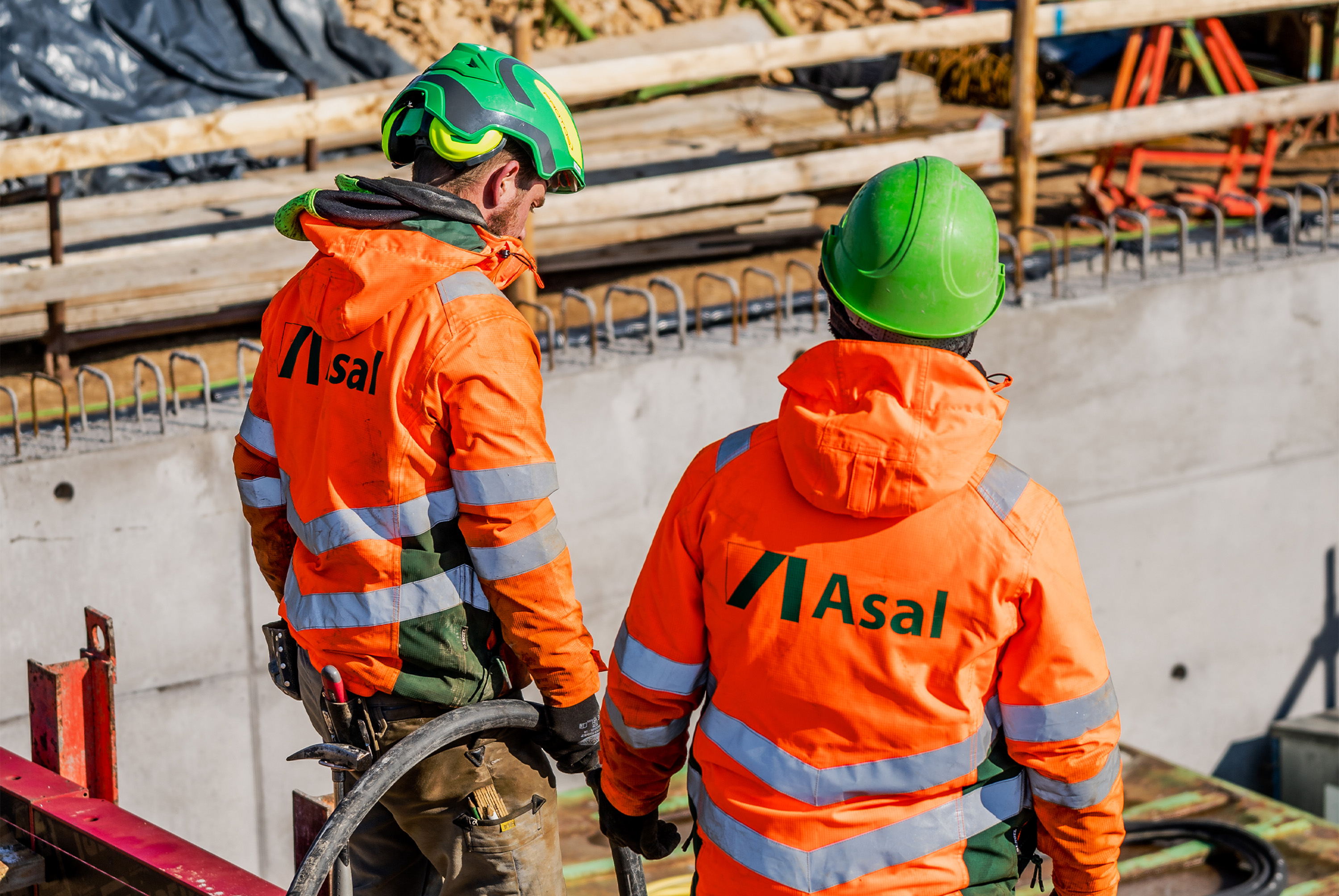 Altes Bild vom Bauhof der Firma Asal mit verschiedenen Gebäuden, Hallen und Lagerflächen, umgeben von Wald und Wiesen.