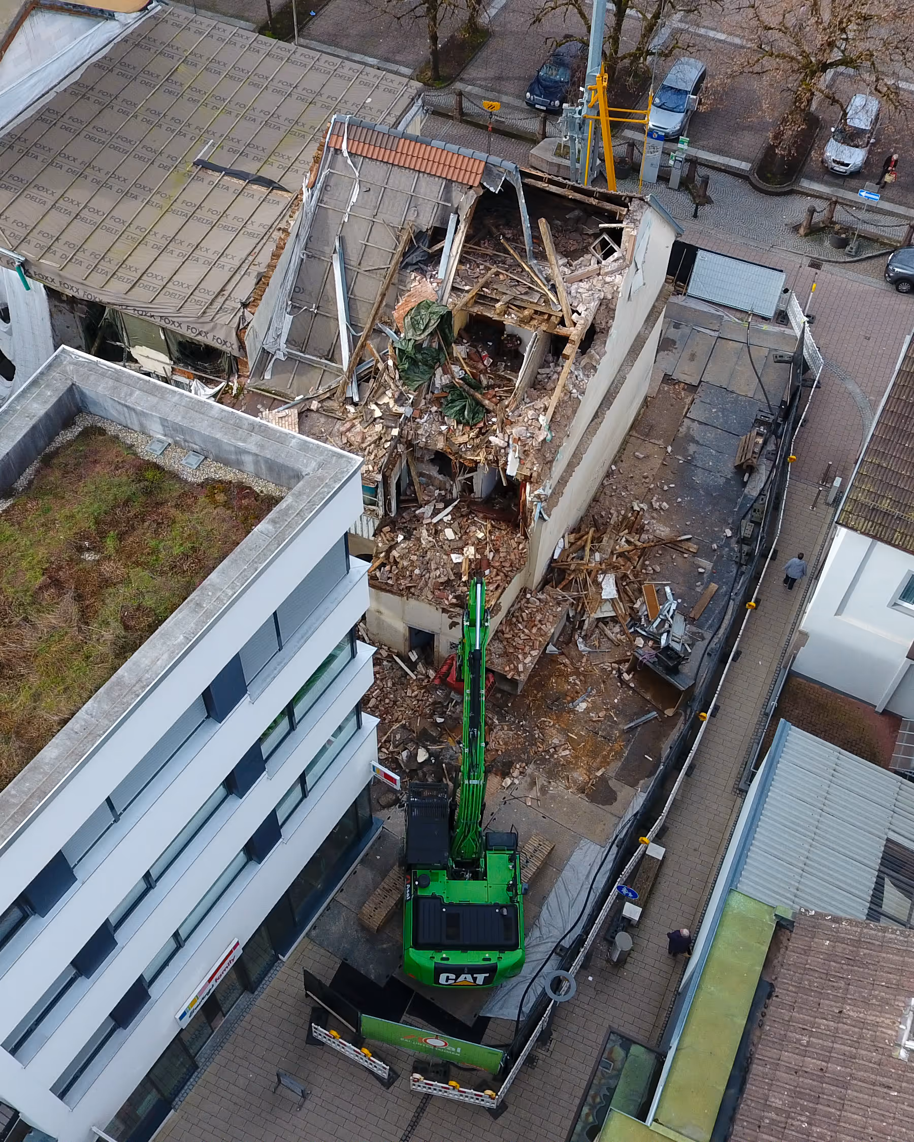 Luftaufnahme Abbruch eines Hauses zwischen Wohn- und Geschäftsgebäuden