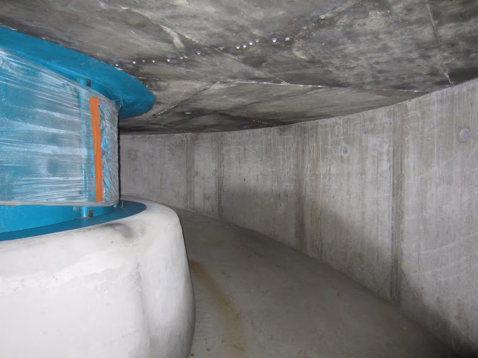 Blick in ein unterirdisches Betonbauwerk mit abgedichtetem Bereich.