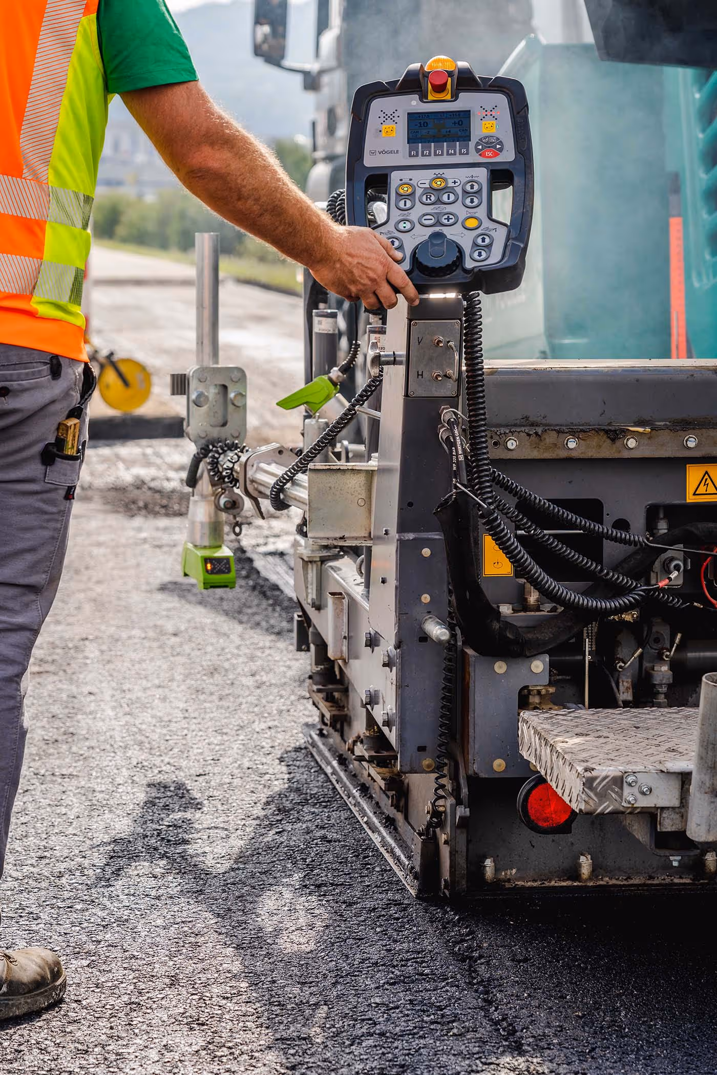 Bedienfeld des Asphaltfertigers bei Straßenbauarbeiten