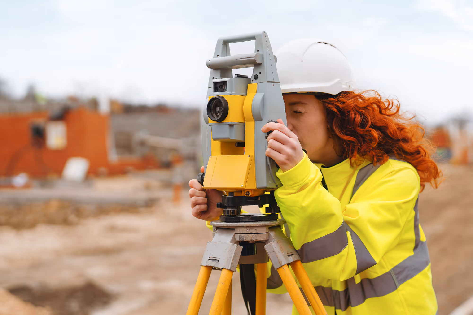 Planierraupe der Marke CAT beim Verteilen von Material auf einer steilen Straßenbaustelle im Gebirge.
