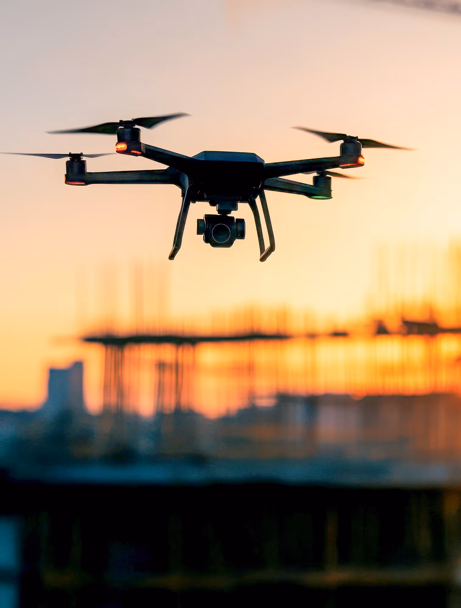 Bauarbeiter legt ein Markierungsband in einem ausgehobenen Graben ab.