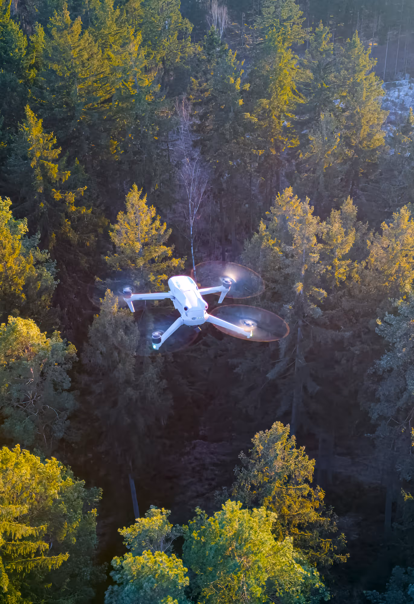 Baustellenmitarbeiter führt auf einer Baustelle einen Frischbeton-Konsistenztest mit einem Kegelgerät durch.