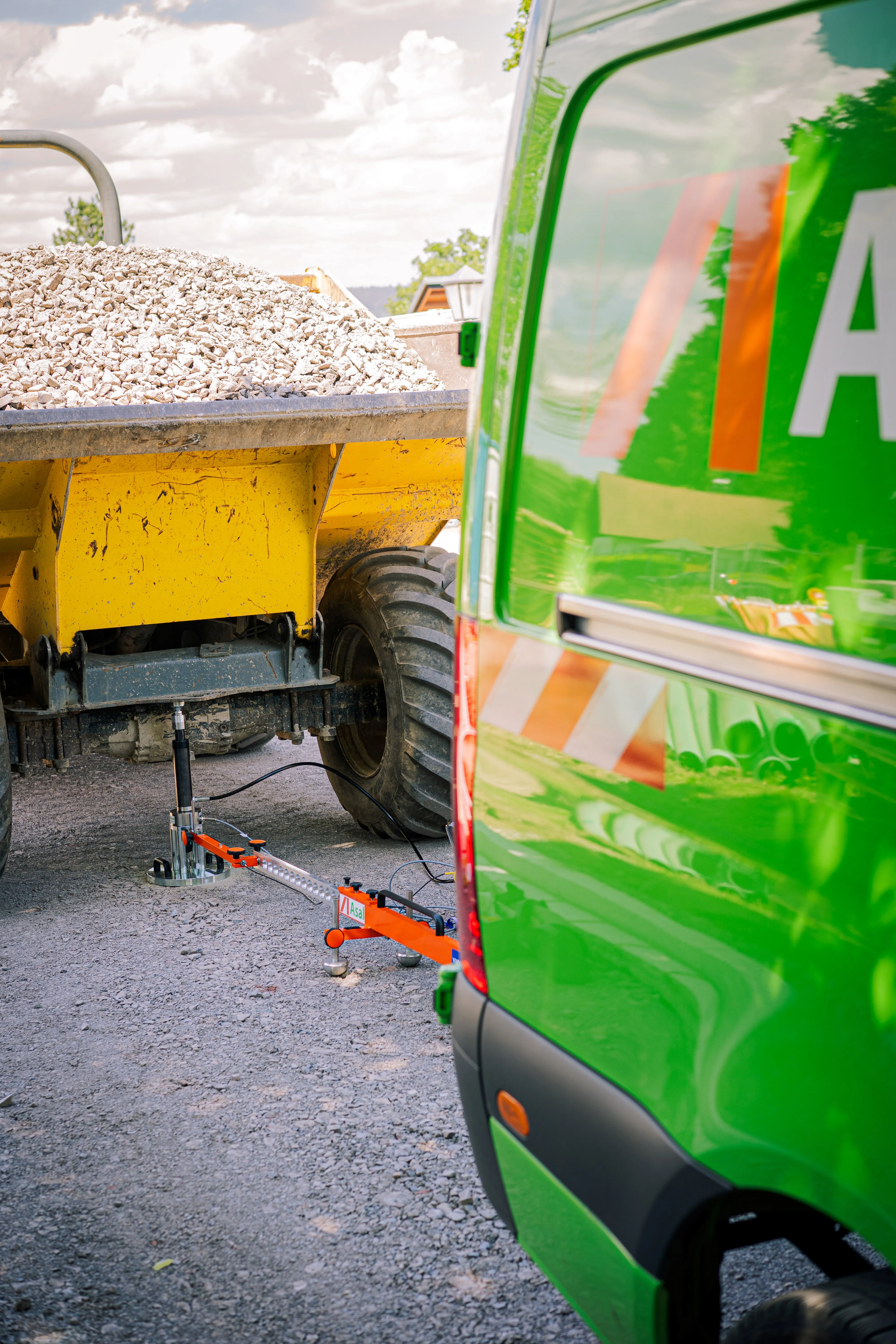 Baustellenmitarbeiter führt auf einer Baustelle einen Frischbeton-Konsistenztest mit einem Kegelgerät durch.