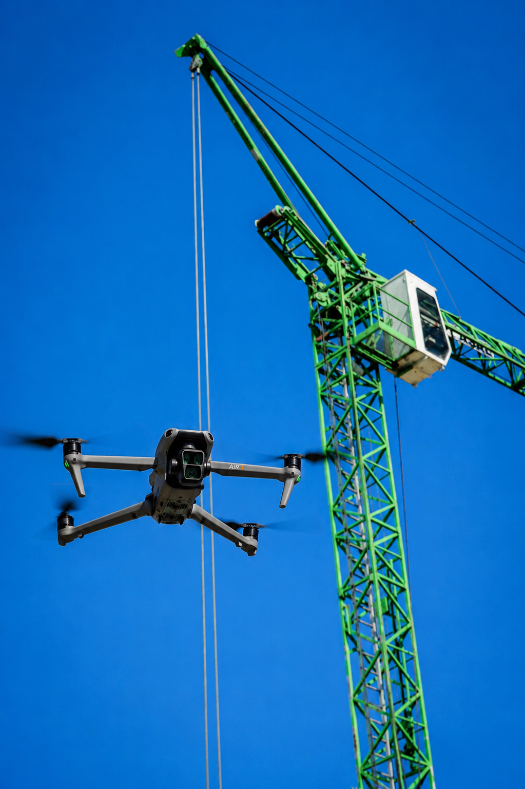 Baustellenmitarbeiter führt auf einer Baustelle einen Frischbeton-Konsistenztest mit einem Kegelgerät durch.