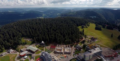 Gesamtaufnahme des Feldbergs mit Blick auf das Gelände der Fundorena-Baustelle.