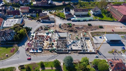 Luftaufnahme der Baustelle der Sport- und Freizeithalle Fundorena in Feldberg.