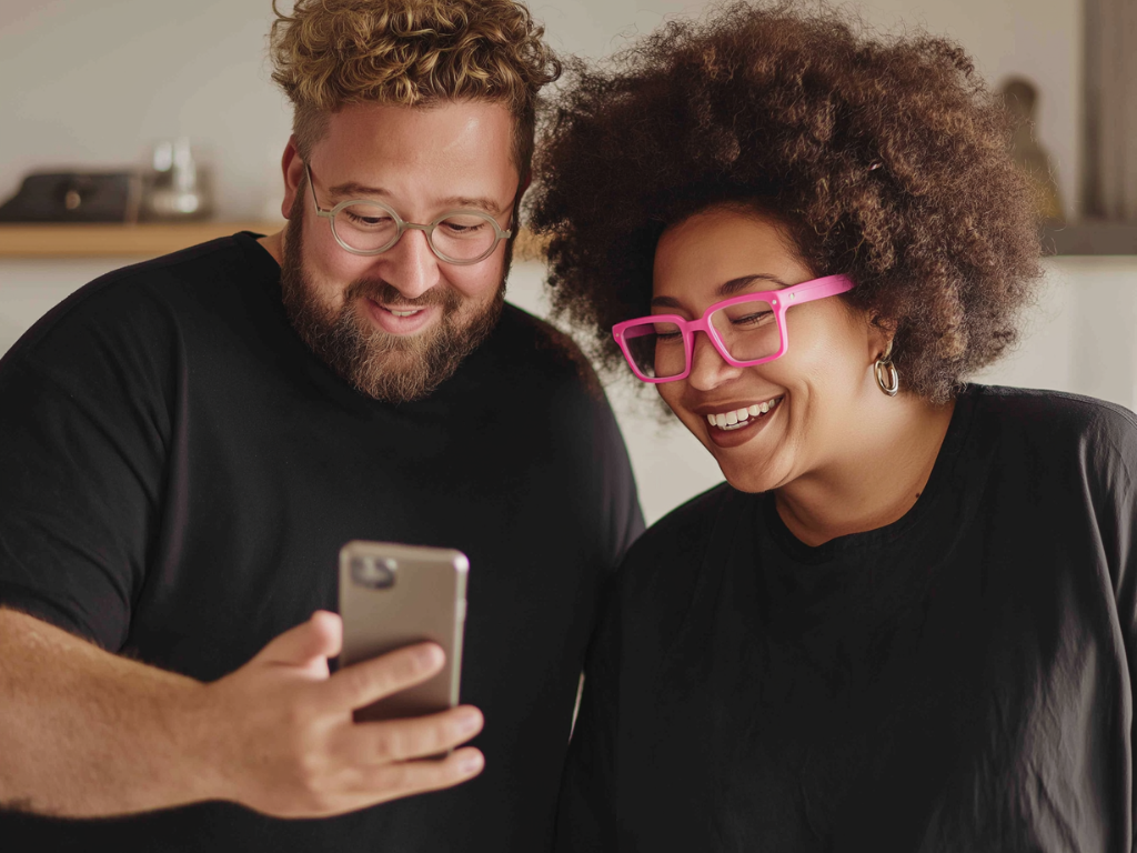 Couple de personnes en surpoids qui regardent un smartphone