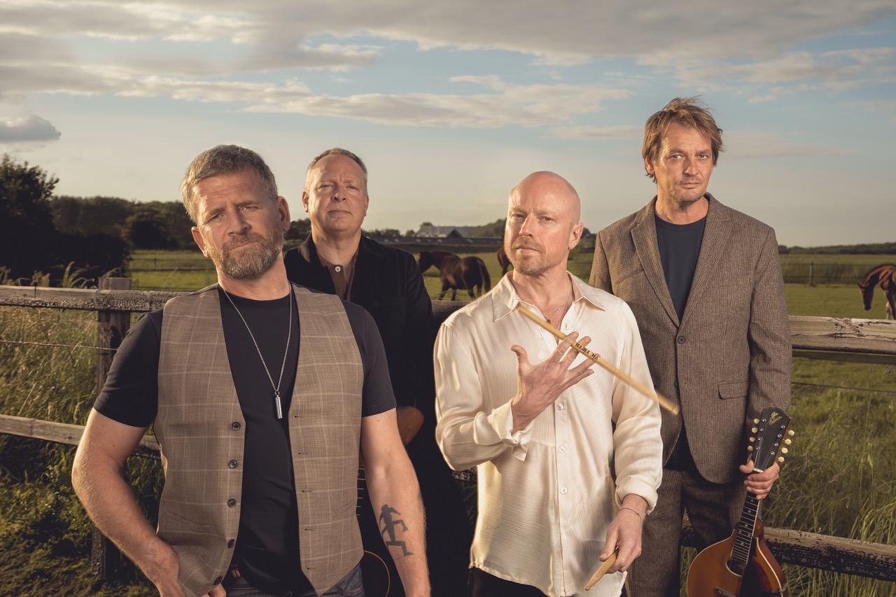 Al meer dan twintig jaar is deze band niet weg te denken uit de Nederlandse muziek. En op 3 mei 2026 komt deze band naar Live At Amsterdamse Bos!