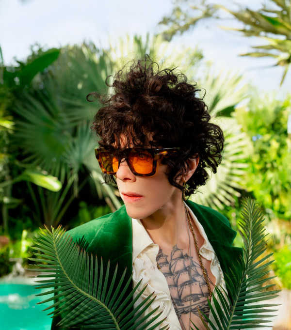 Met krachtige vocalen en een genre-overstijgende attitude groeide LP uit tot een van de meest geliefde internationale singer-songwriters van hun eigen generatie. Op zondag 28 juni beleef je LP live bij Live At Amsterdamse Bos.
