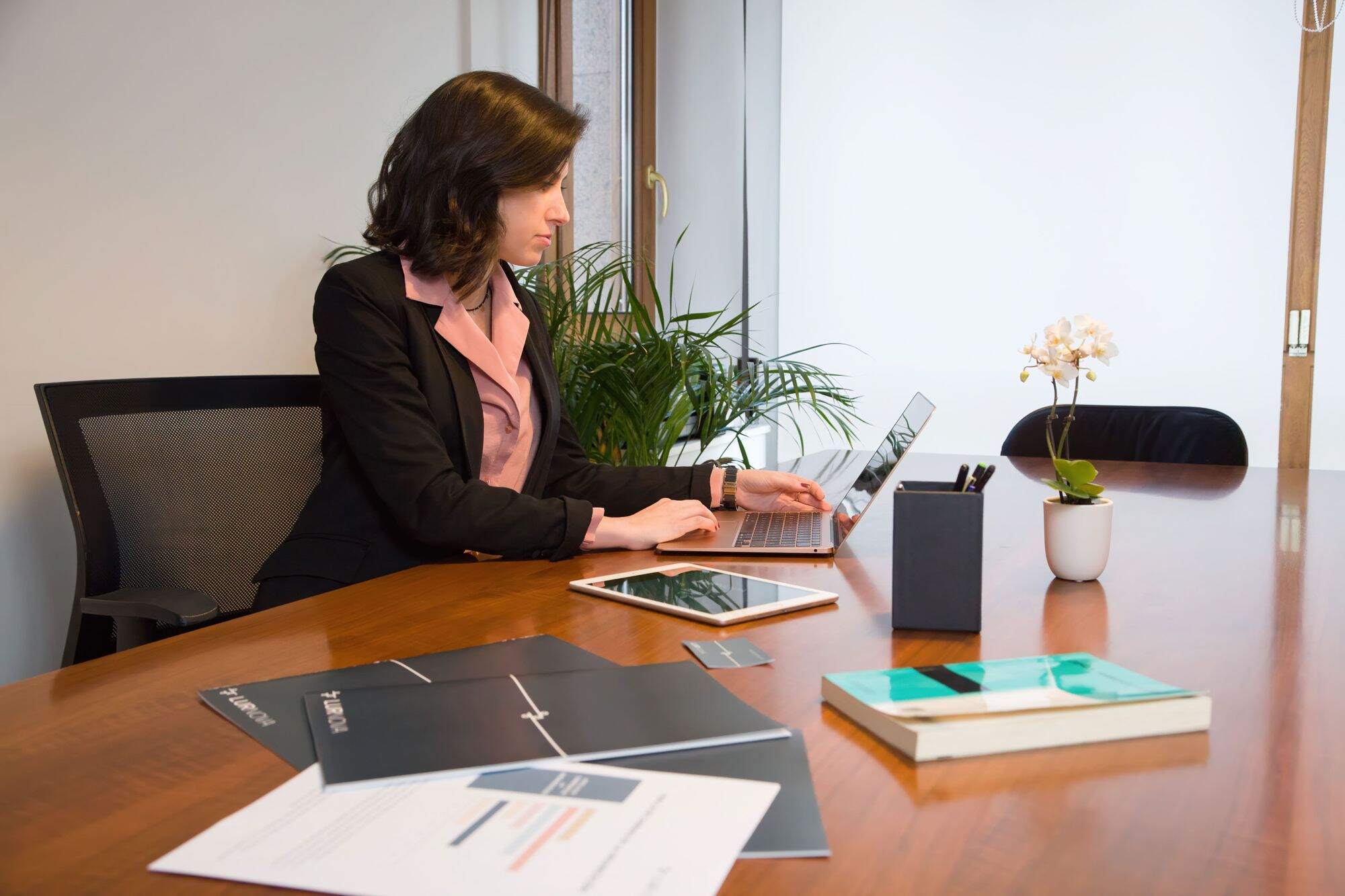 Imagen de despacho de consultoría medioambiental trabajando