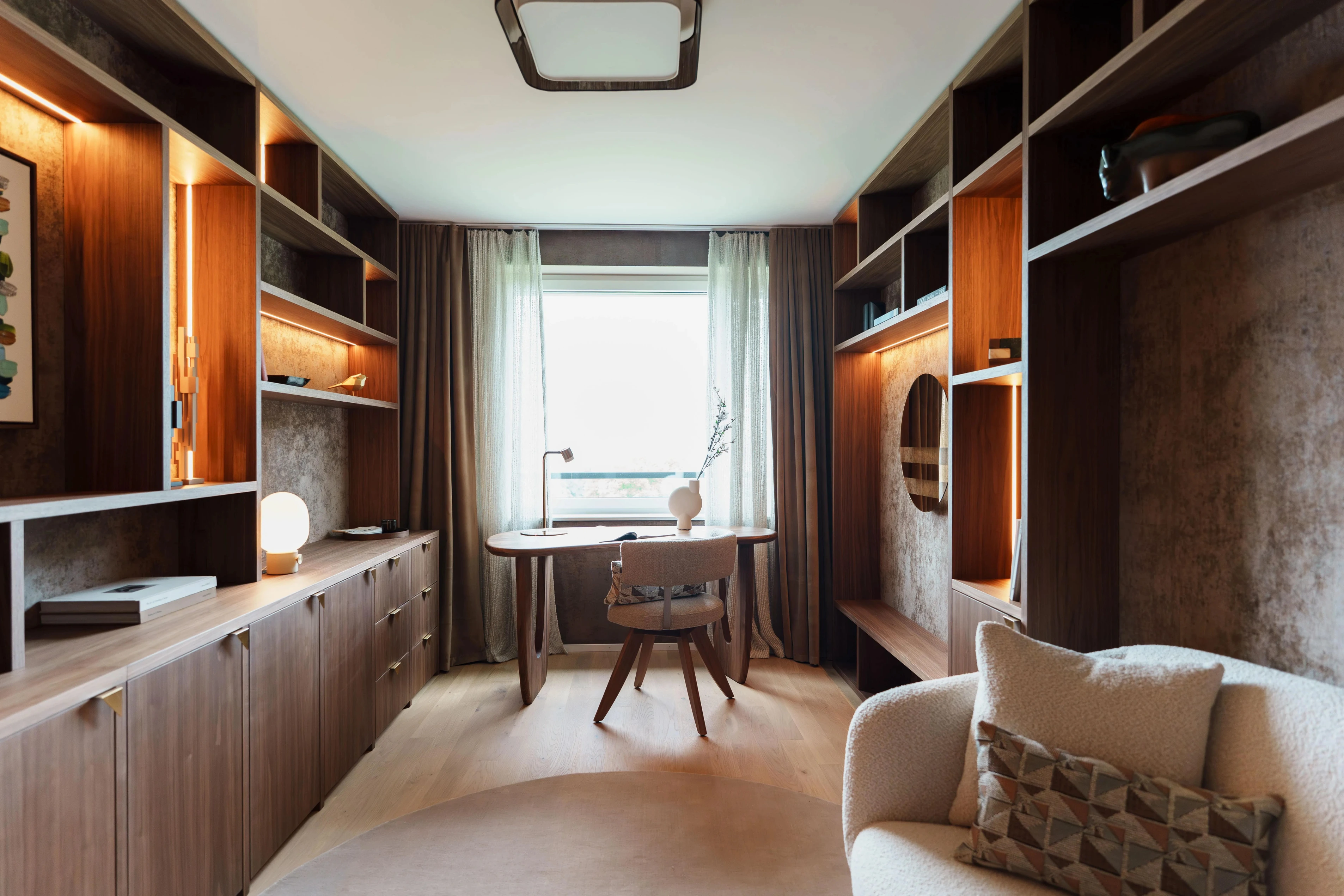 Erdige moderne Wohnung | Upscale Interiors