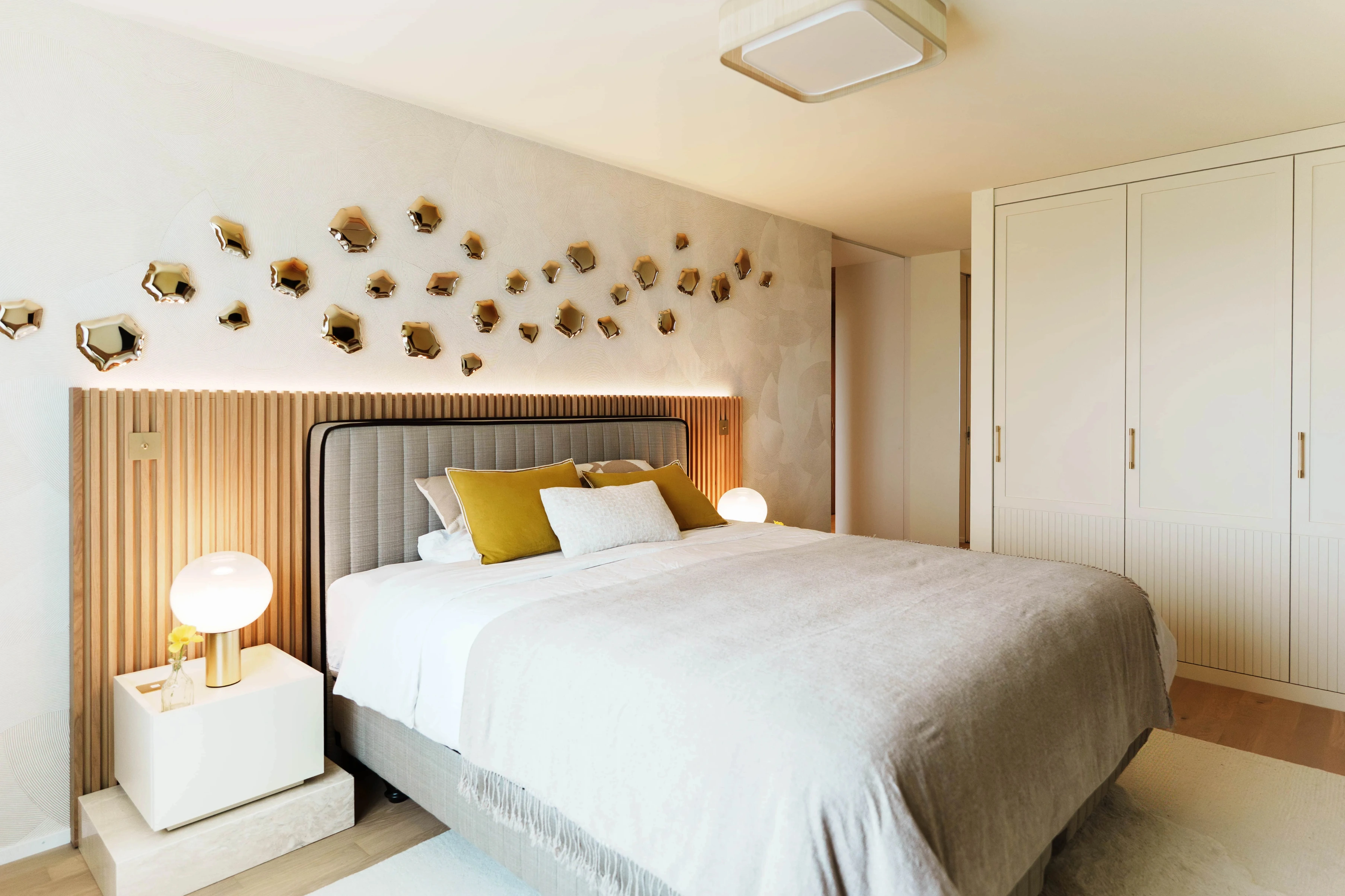 Erdige moderne Wohnung | Upscale Interiors