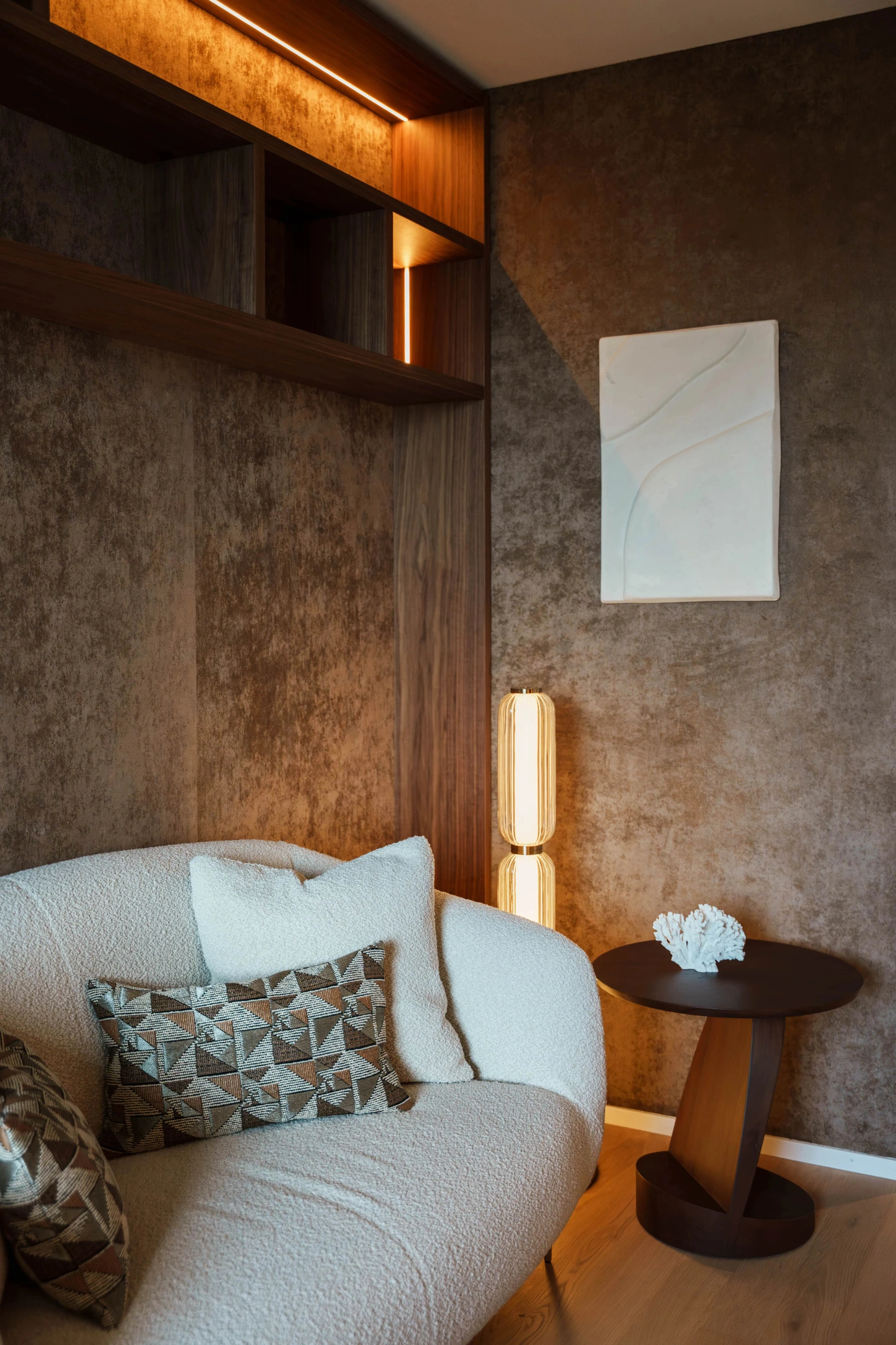 Erdige moderne Wohnung | Upscale Interiors