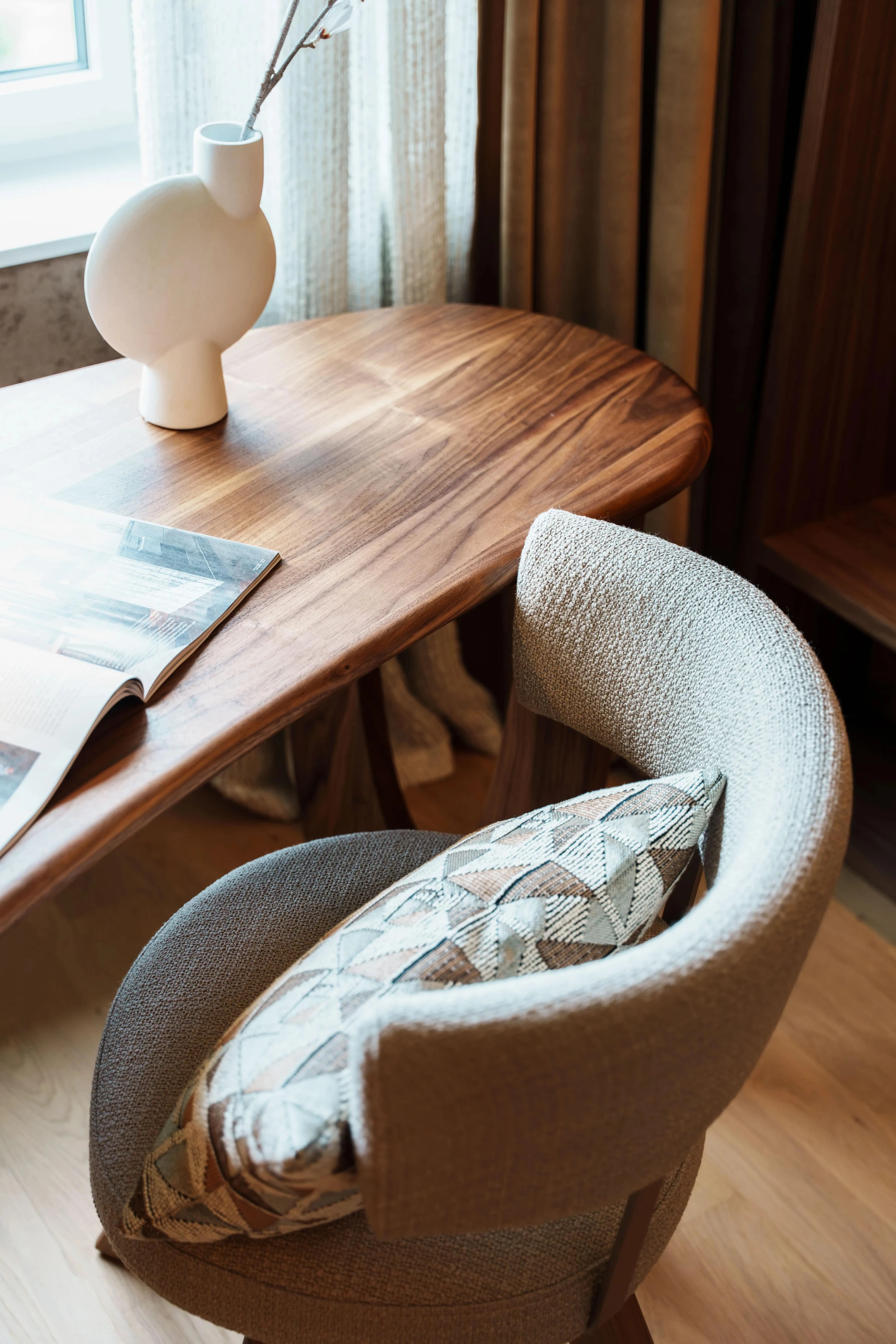 Erdige moderne Wohnung | Upscale Interiors