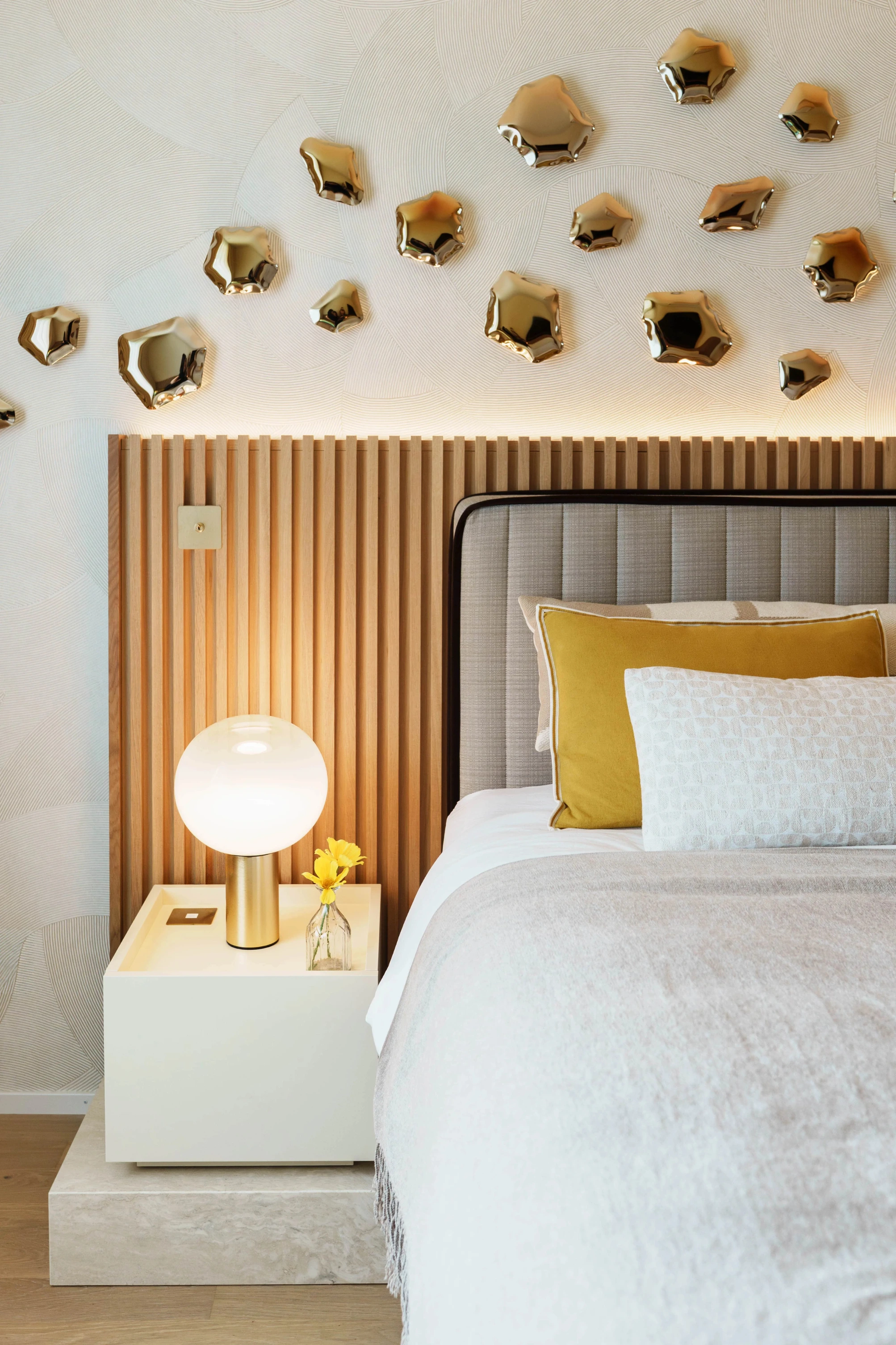 Erdige moderne Wohnung | Upscale Interiors