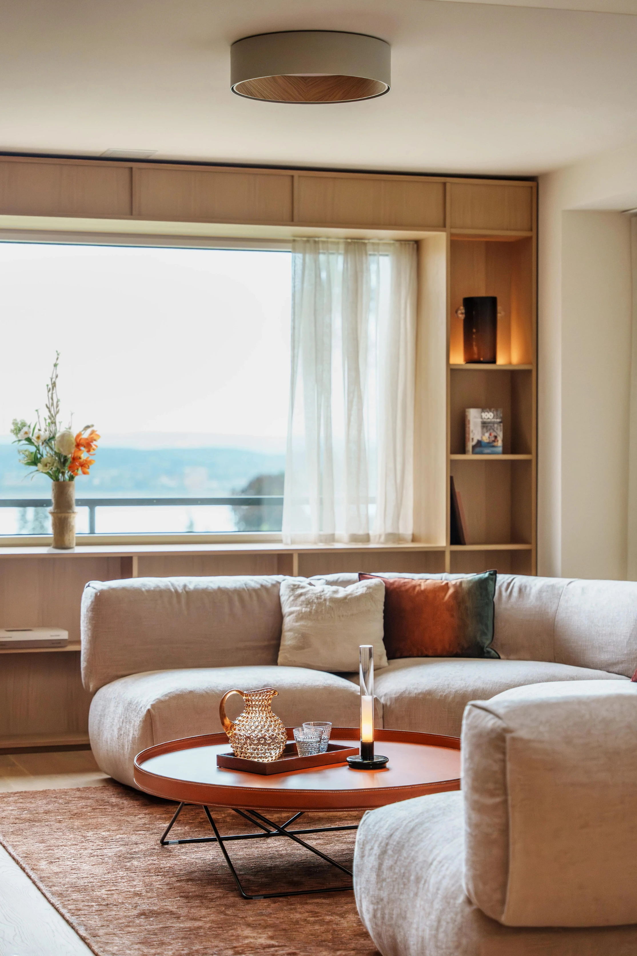 Erdige moderne Wohnung | Upscale Interiors