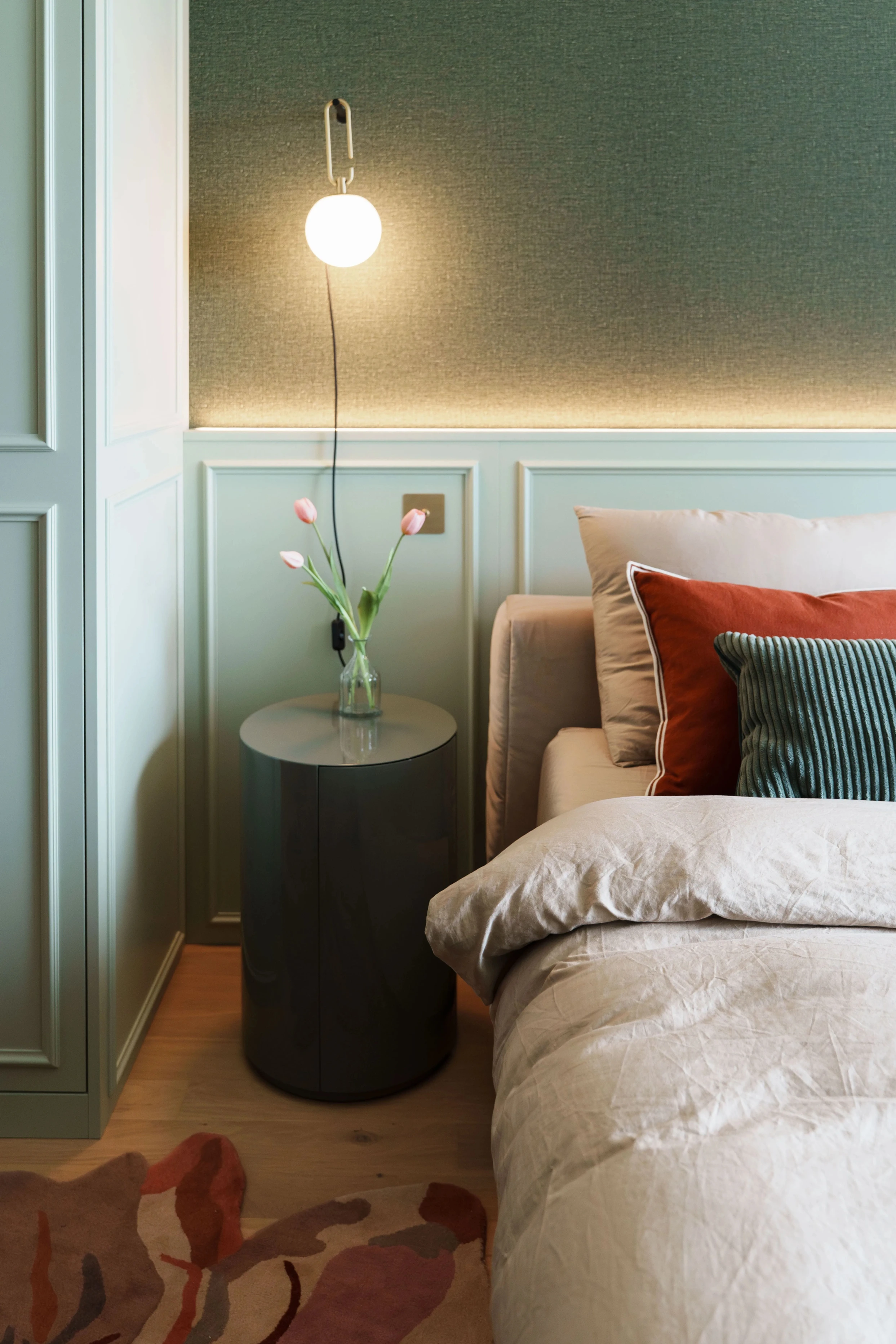 Erdige moderne Wohnung | Upscale Interiors