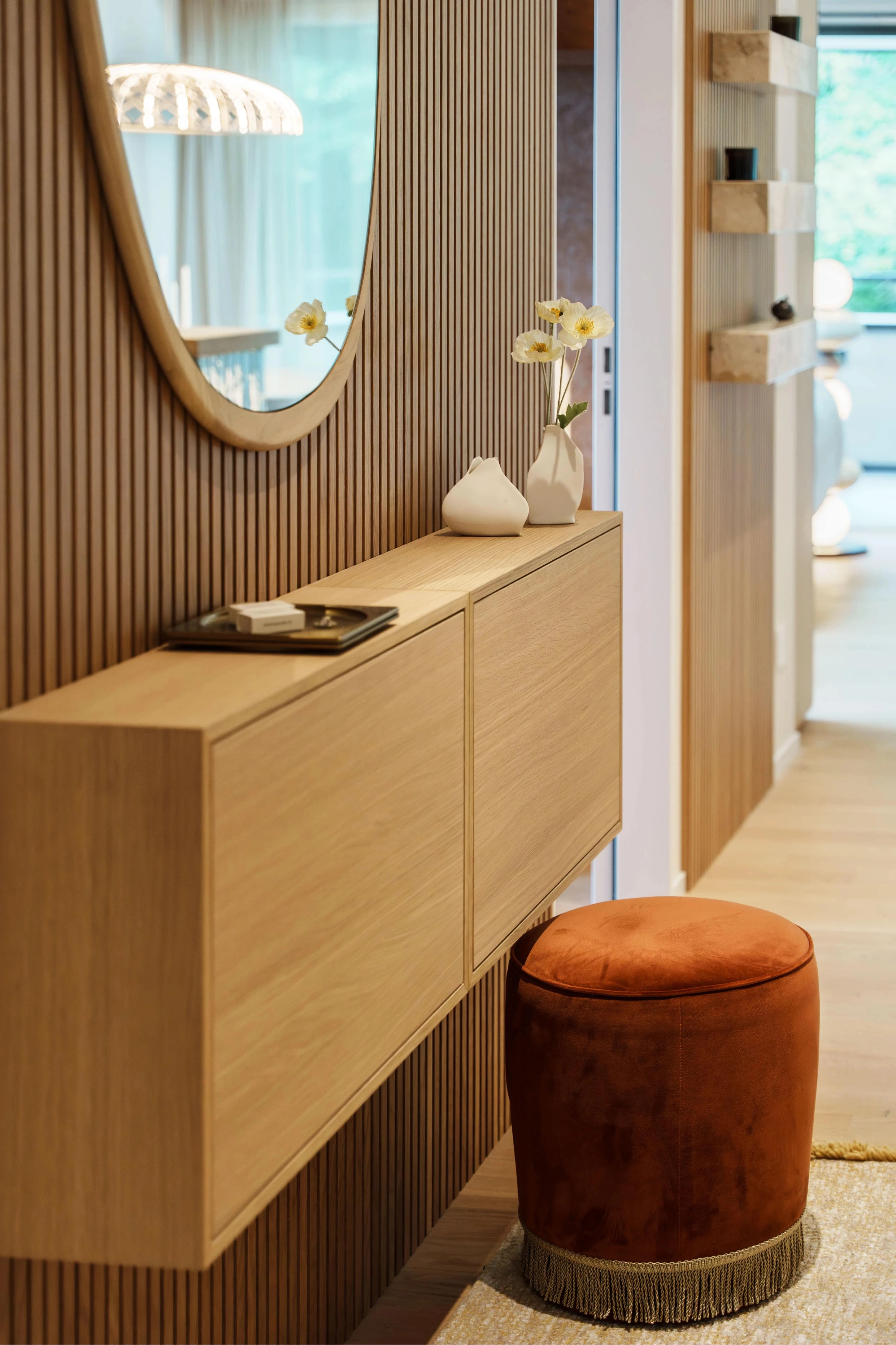 Erdige moderne Wohnung | Upscale Interiors